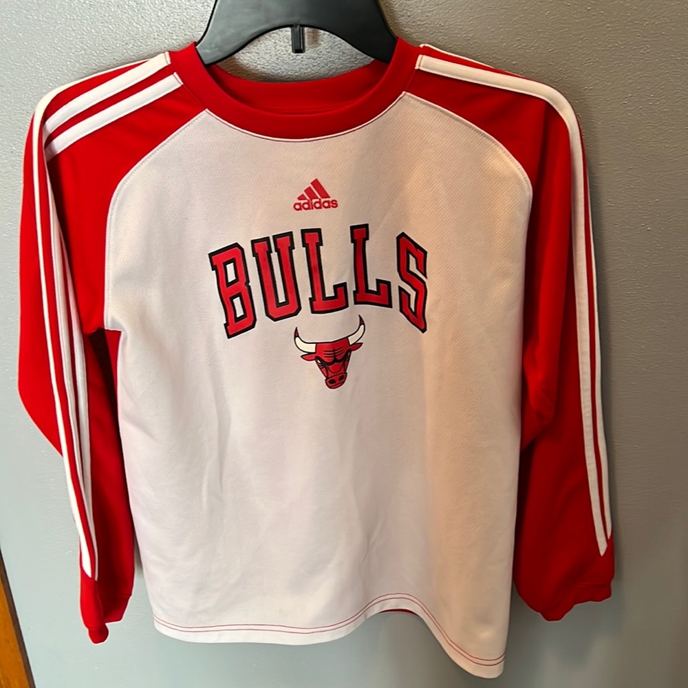 Chicago Bulls adidas Long Sleeve Top. Boys Size M 10/12. ECU